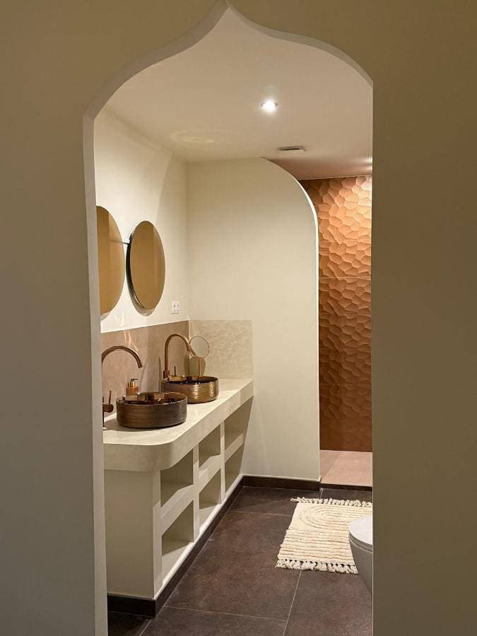 Foto 3 von 14: Two-Bedroom Apartment with Balcony and Terrace