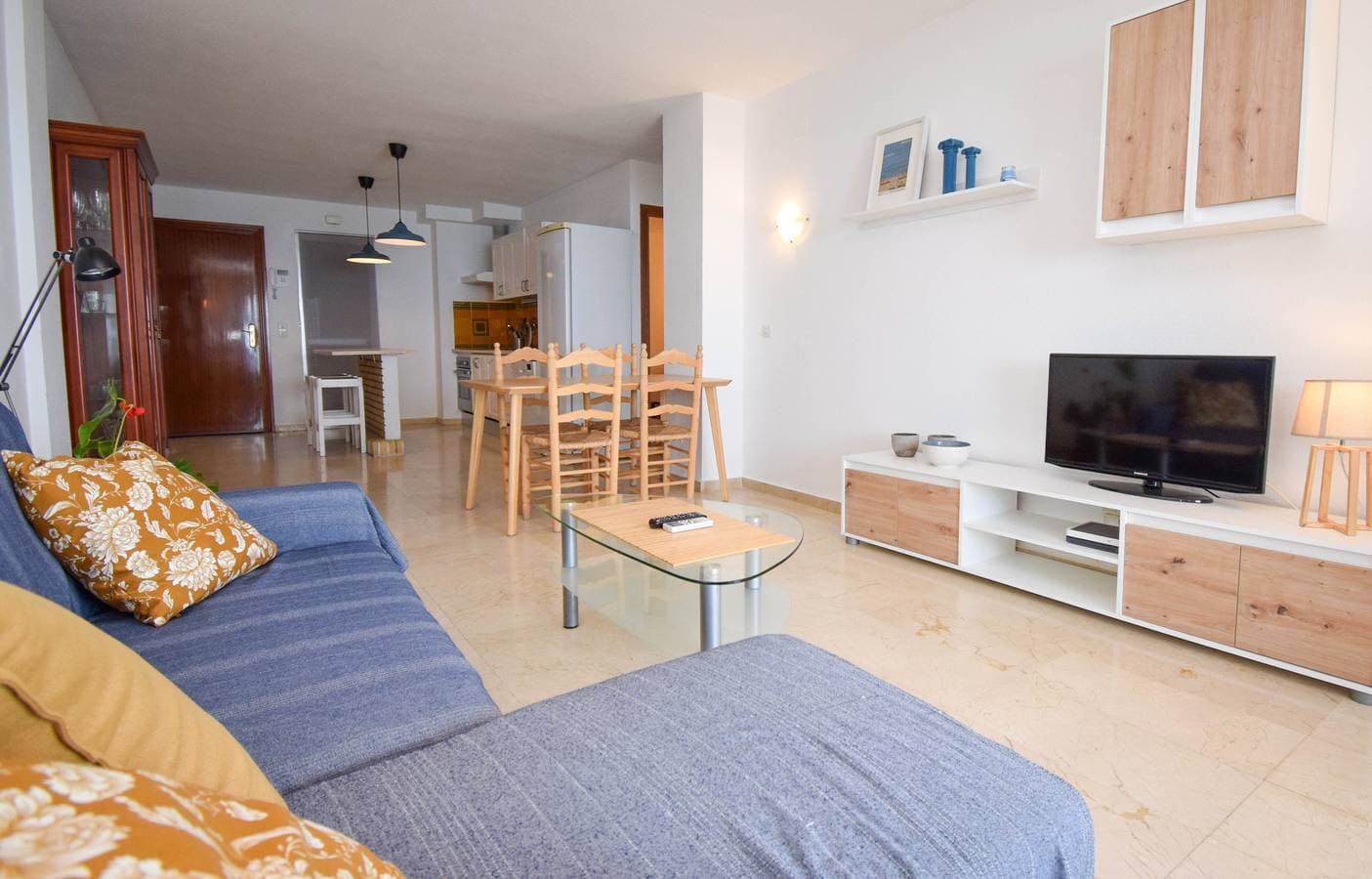 Foto 5 von 26: Ref: 276. 2 bedroom seafront apartment with pool and parking