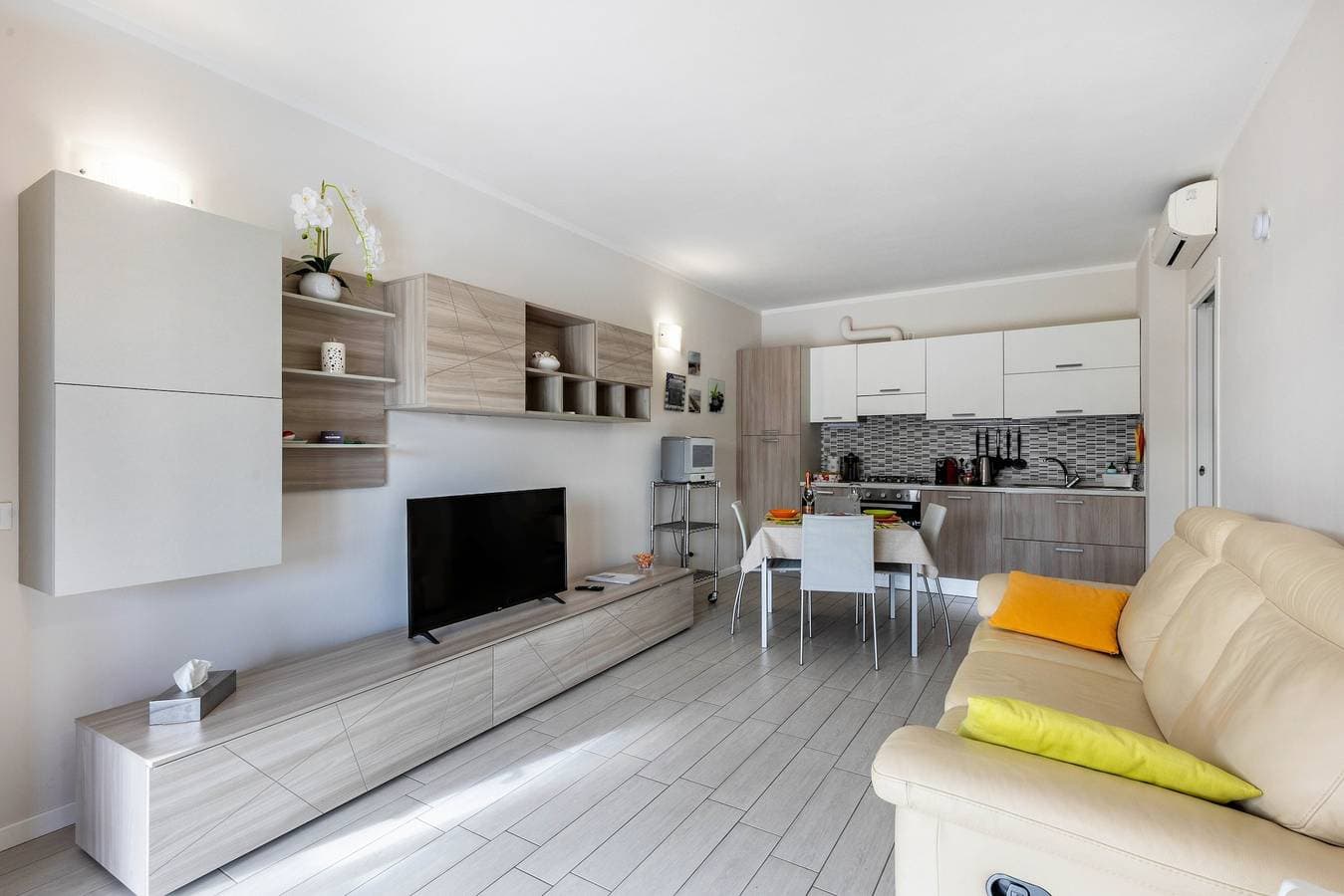Foto 5 von 33: Apartment 'Delizioso Residence Vista Lago' mit Seeblick, WLAN und Klimaanlage