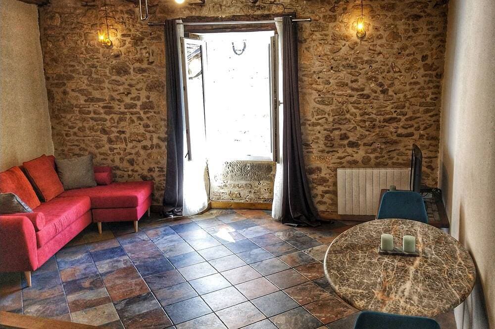 Renovated apartment in a stone building in a quiet street of the town center. 1