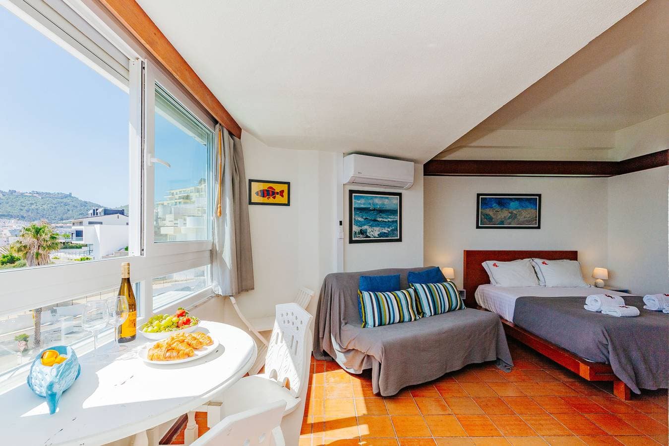 Foto 12 von 36: S2 - Sesimbra Ocean View Studio - Private Beach AC