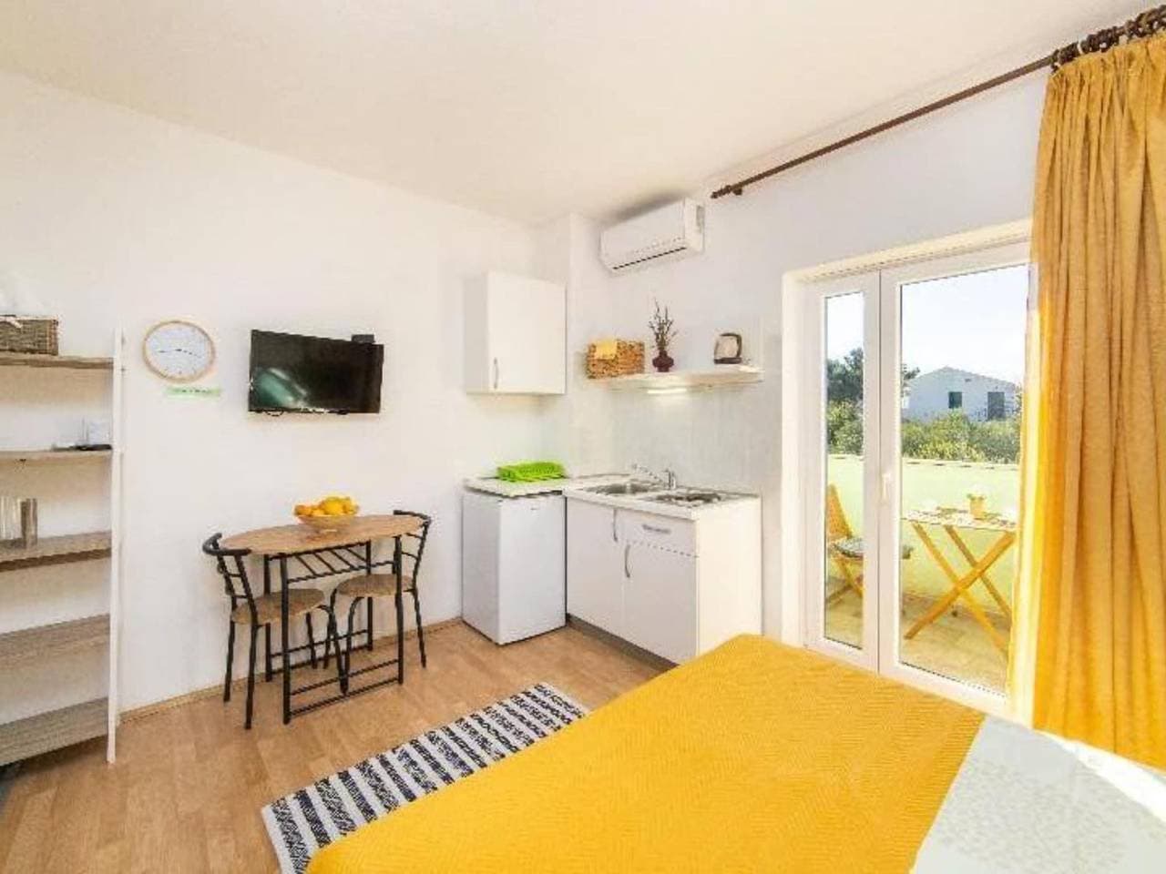 Foto 3 von 6: Studio apartment with sea view 2