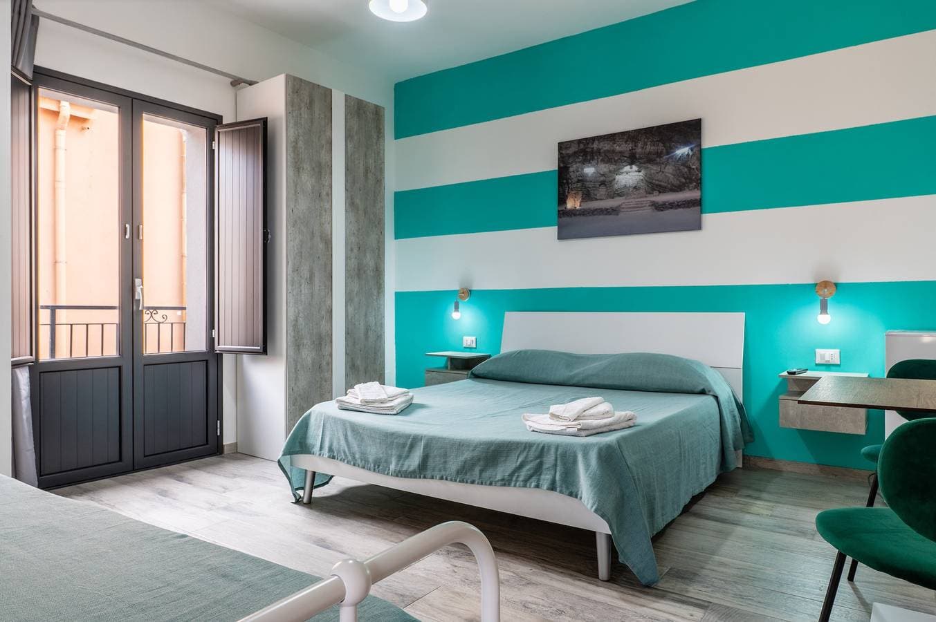Foto 5 von 23: Zimmer 'Perla Marina – Cattedrale di Sale' mit Balkon, WLAN, Klimaanlage und Gemeinschaftsküche