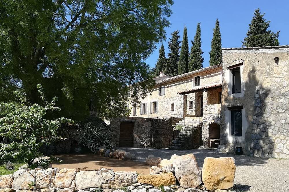 Mas Osmeea - Mimosa Suite.  On the 1st floor of a wing of the farmhouse, privacy preserved. 1