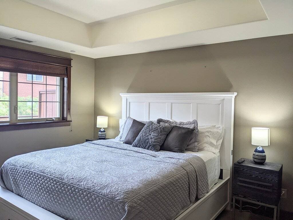 Foto 11 von 28: Riverstone Condo by Lake Cda~King Bed, Walk to Shops & Dining, Close to Downtown