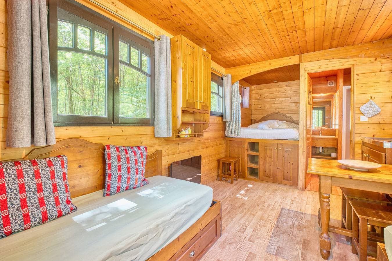 Foto 5 von 26: La Roulotte Jaune – Außergewöhnliche Unterkunft mit gemeinsamem beheiztem Hallenbad