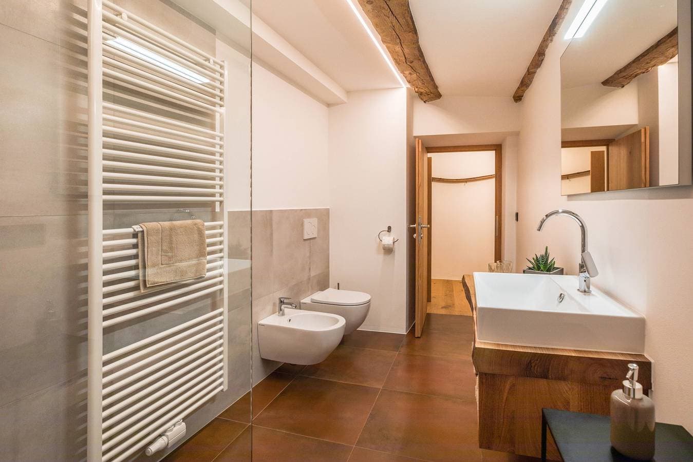 Foto 9 von 37: Brantenhof Design-Ferienwohnung "Pomum“ mit Gemeinschaftsgarten mit Sauna, Balkon und WLAN