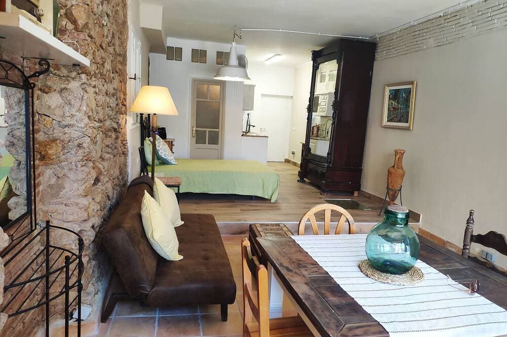 Loft Love, charming, cozy, comfortable, centrally located, king bed (2-4 pax). 1
