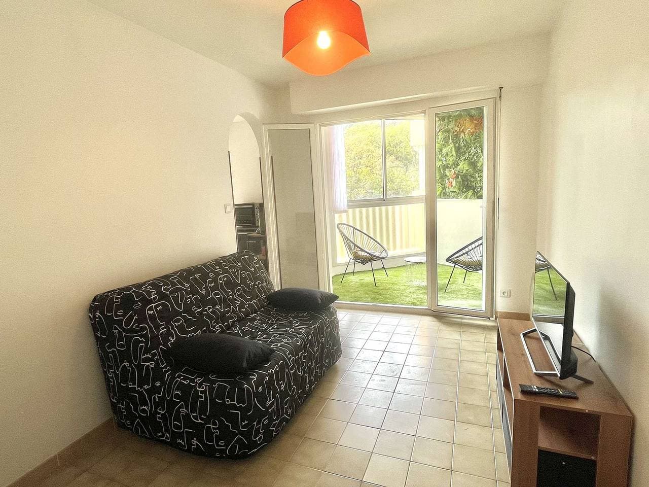 Foto 3 von 10: Gemütliches Studio mit Veranda, 10 Min vom Flughafen entfernt