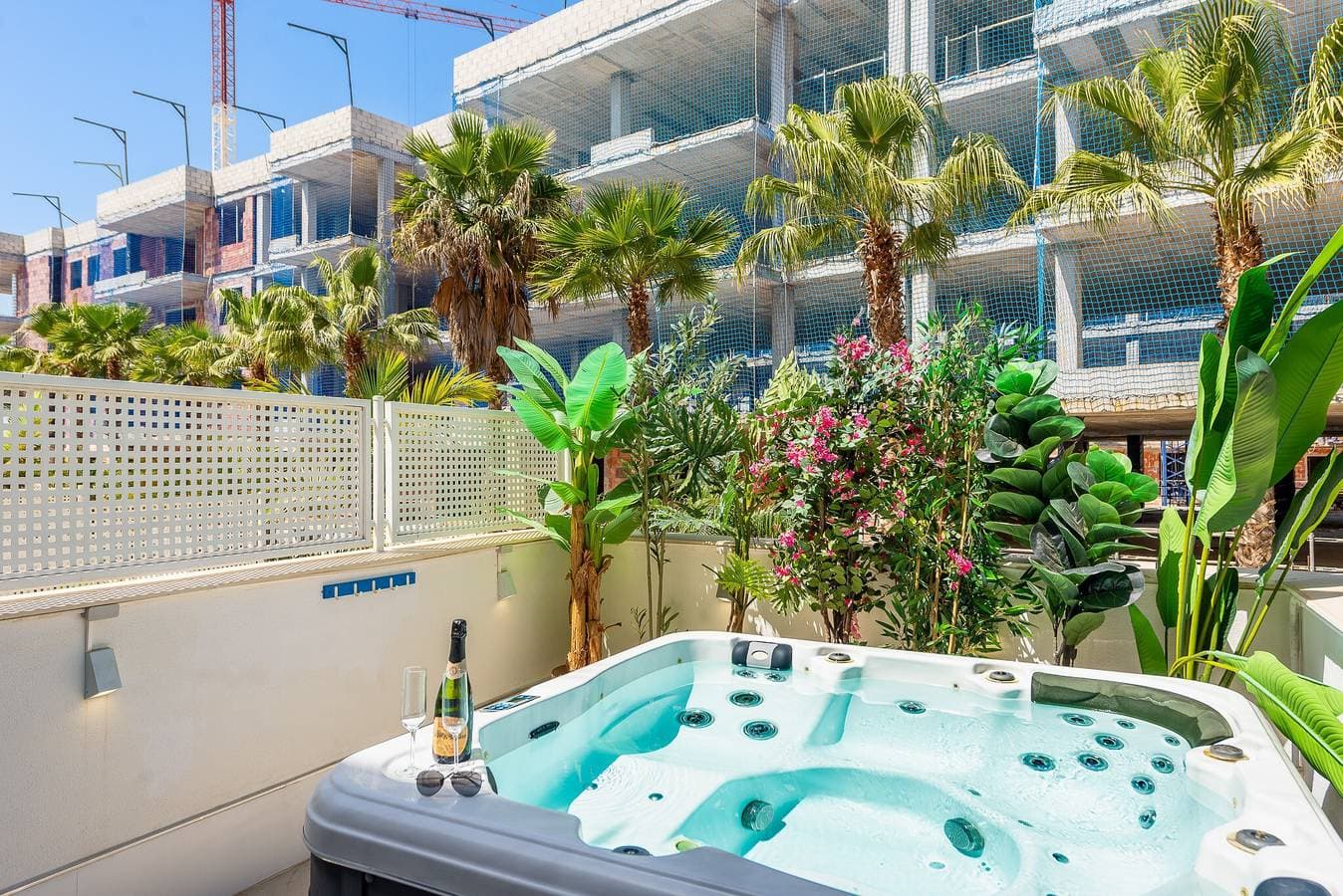 Foto 8 von 37: Ferienwohnung 'Luxurious Two Bed' mit privater Terrasse, WLAN und Klimaanlage