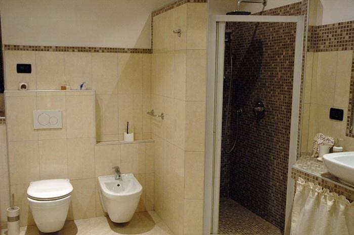 Foto 6 von 15: Quadruple Room with Private External Bathroom