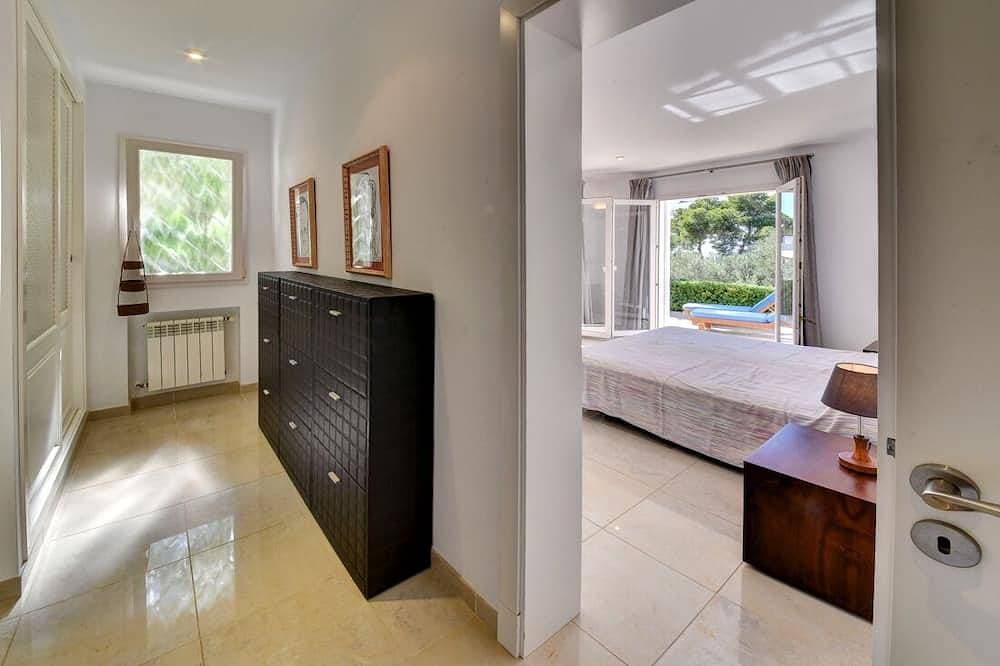 Foto 4 von 30: Villa mit direktem Strandzugang zu einer sandigen Bucht in Cala D'or Zentrum