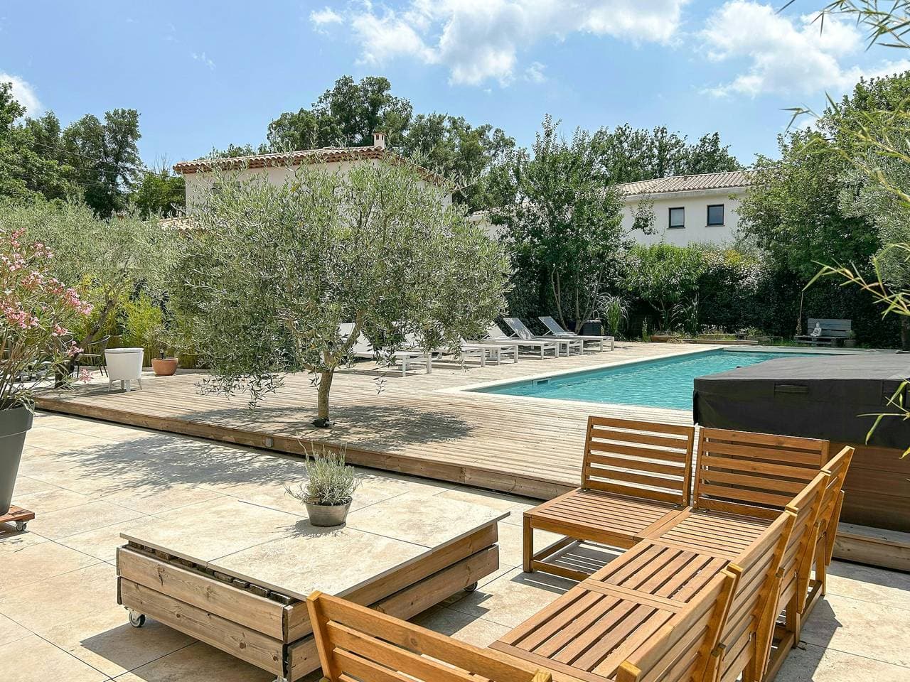 Foto 2 von 52: Moderne Bastide am Rande des provenzalischen Waldes