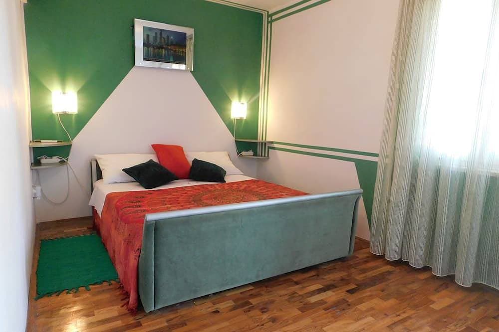 Foto 3 von 24: App for 2 with heated pool, nice garden and bbq