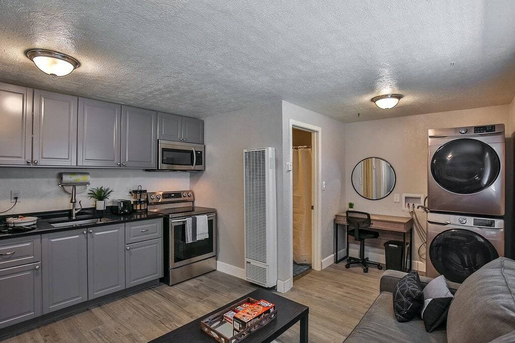 Foto 4 von 23: Modern private in desirable neighborhood