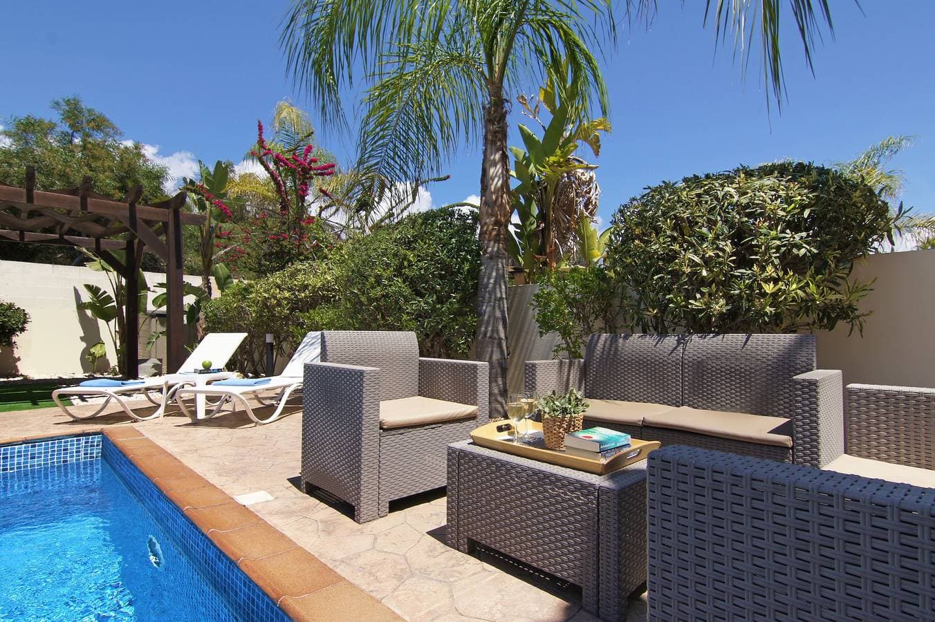 Foto 7 von 39: Villa für 8 Personen mit Balkon