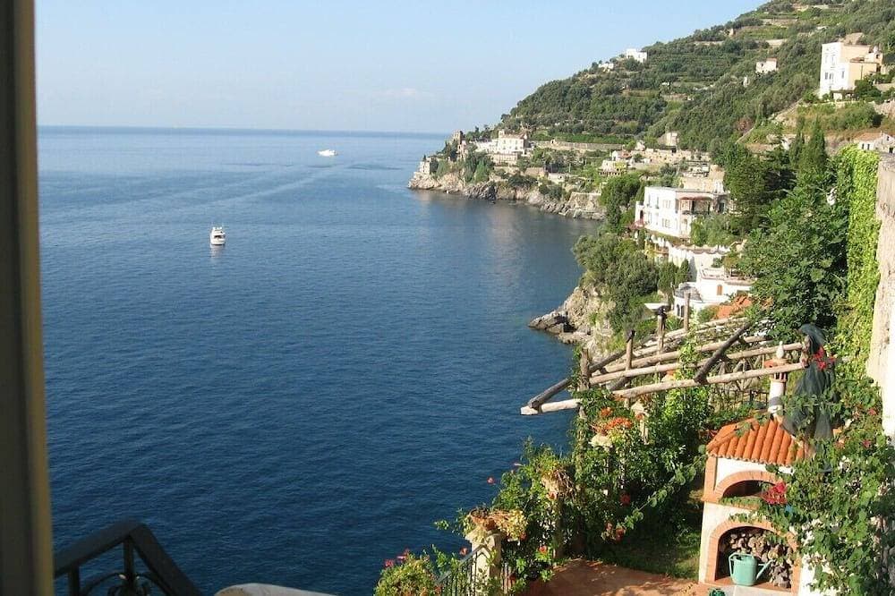 Romantic cottage, wide terrace overlooking the sea. 1