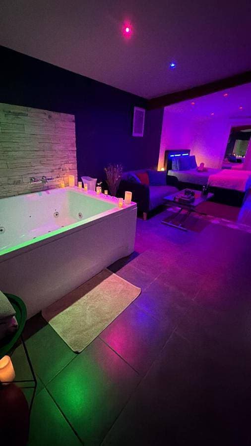 LeStudio83210 Loveroom jacuzzi balneo petit déjeuner inclus meublé de tourisme 3 étoiles 1