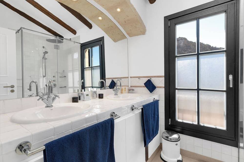 Foto 10 von 30: Luxurious villa with amazing sea view and mesmerizing sunsets in Cala Llamp