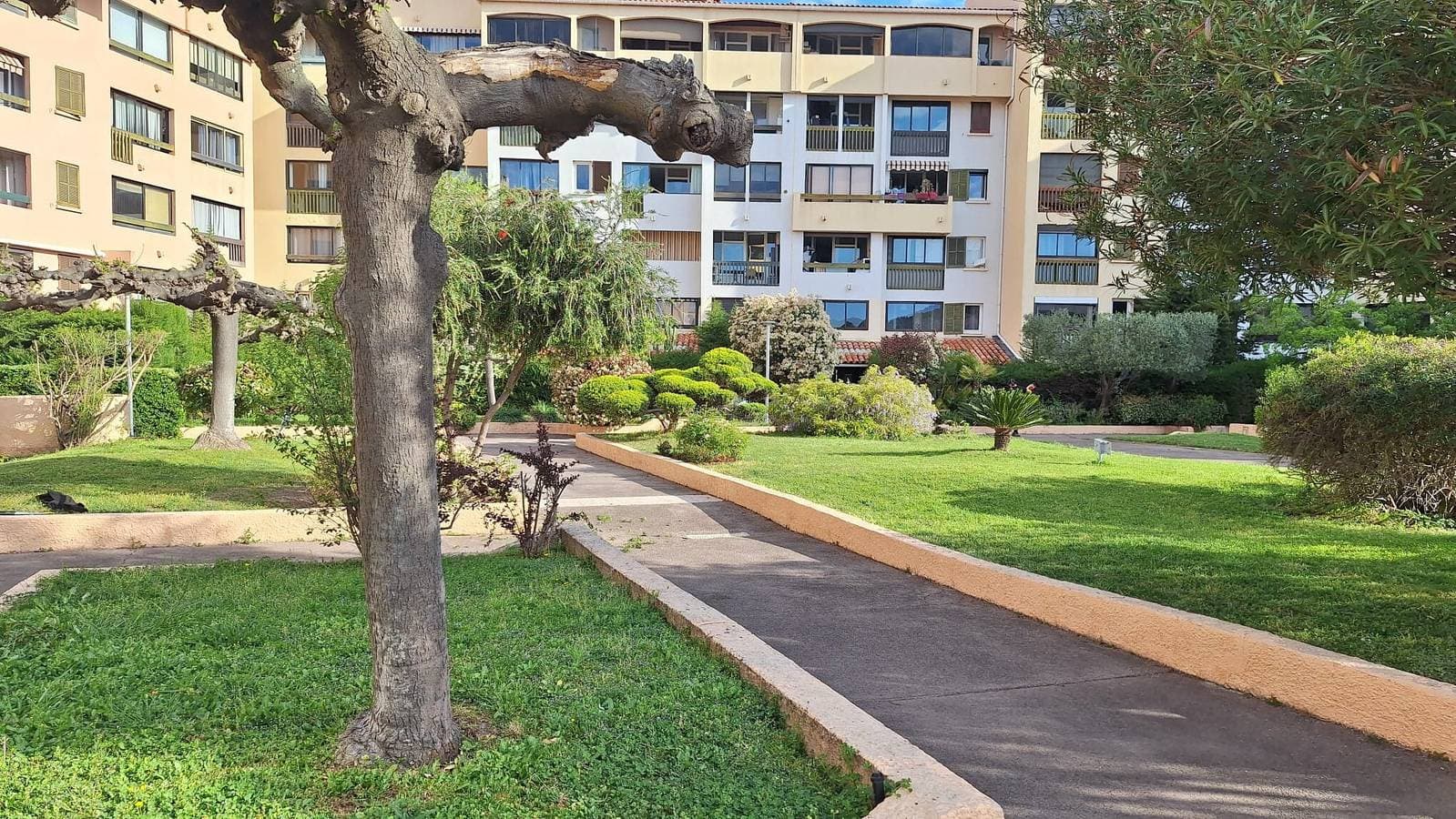 Foto 10 von 10: Appartement „Le Balcon Des Arènes“: Bergblick, Gemeinschaftspool und WLAN