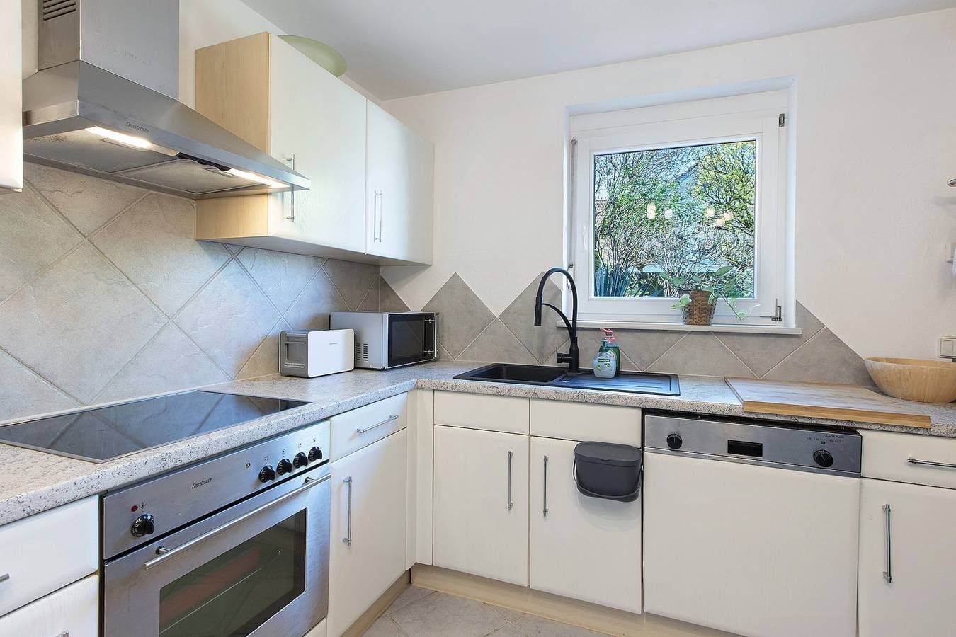 Foto 7 von 22: Business- & Freizeit-Apartment nahe Basel – WLAN, Parkplatz, E-Ladestation, Fitness, Terrasse, Grill