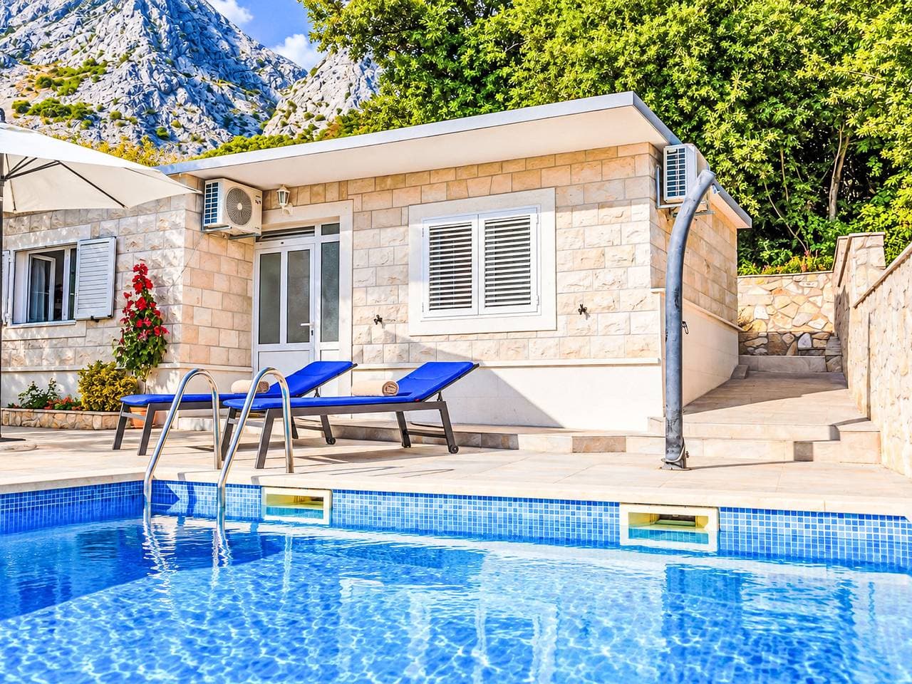 Foto 2 von 44: Günstiges Ferienhaus mit Pool und Meerblick