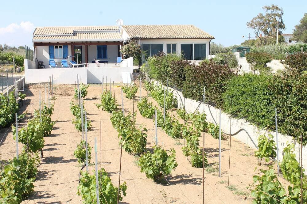 Foto 13 von 30: \"Villa Angela\", eine terrasse mit blick auf das meer.