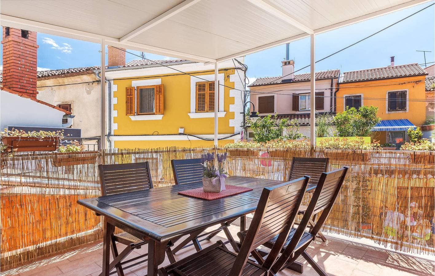 Foto 5 von 23: Charmante Ferienwohnung mit Terrasse, 2 km von der Küste und 100 m vom Restaurant entfernt