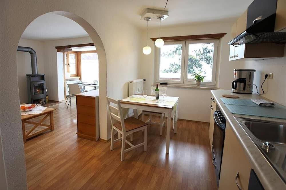 Foto 9 von 10: Schoene, liebevoll komplett renovierte Ferienwohnung direkt unter dem Karwendel.