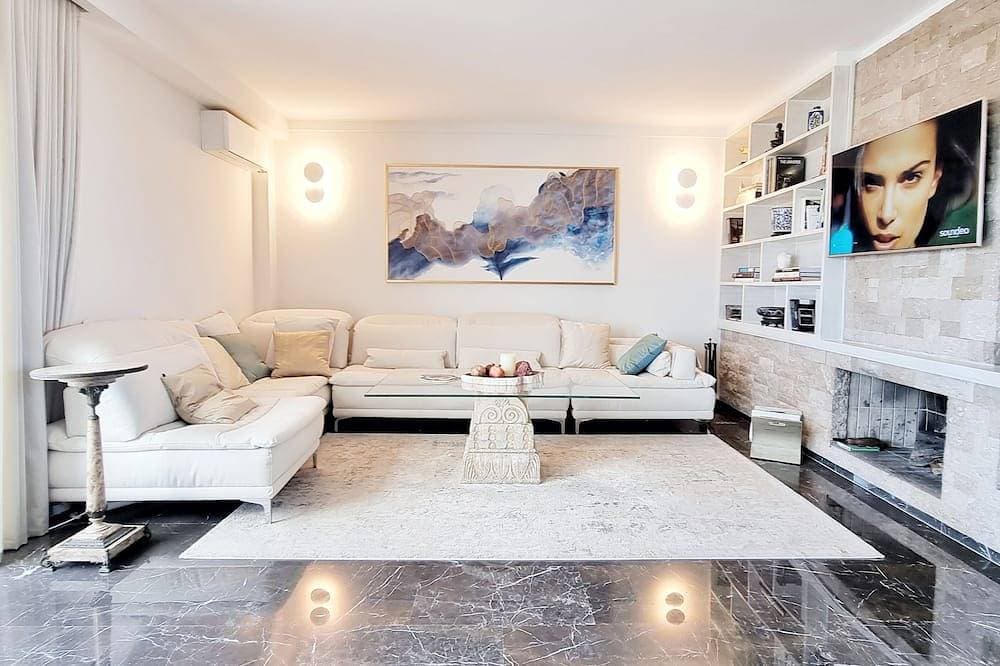 Foto 6 von 30: One 360 Skyline Athens - Penthouse Suite with private Infinity Jacuzzi