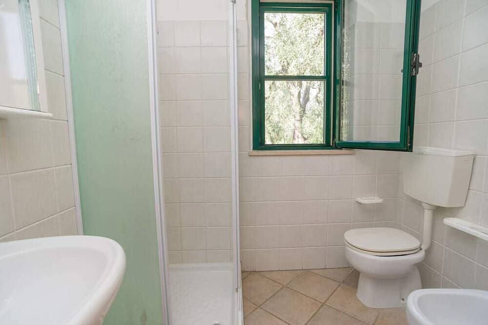 Foto 5 von 30: Einzelne Villa mit großer überdachter Veranda im Freien, umgeben von einem wunderschönen Zitronenhain