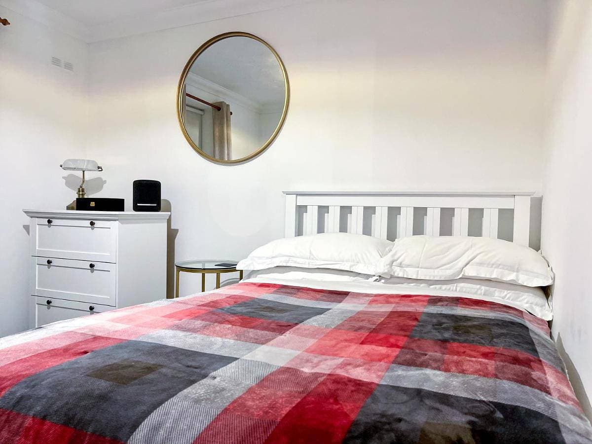 1-Bed Apt Sleeps 2 20 min walk to Centre 1