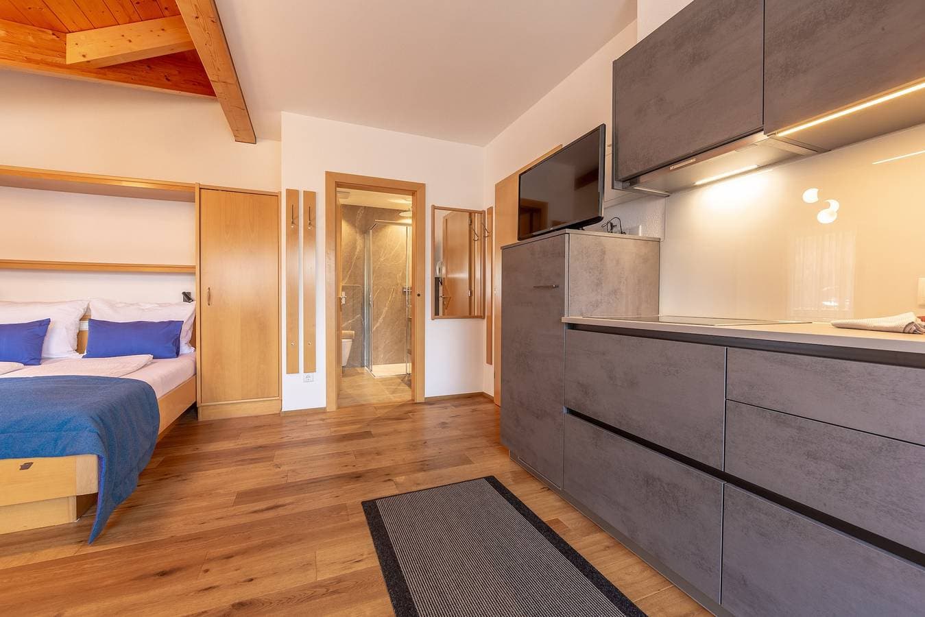 Foto 4 von 10: Einzimmerapartment 'Alpengruss Air' mit Bergblick, Gemeinschaftsgarten und WLAN