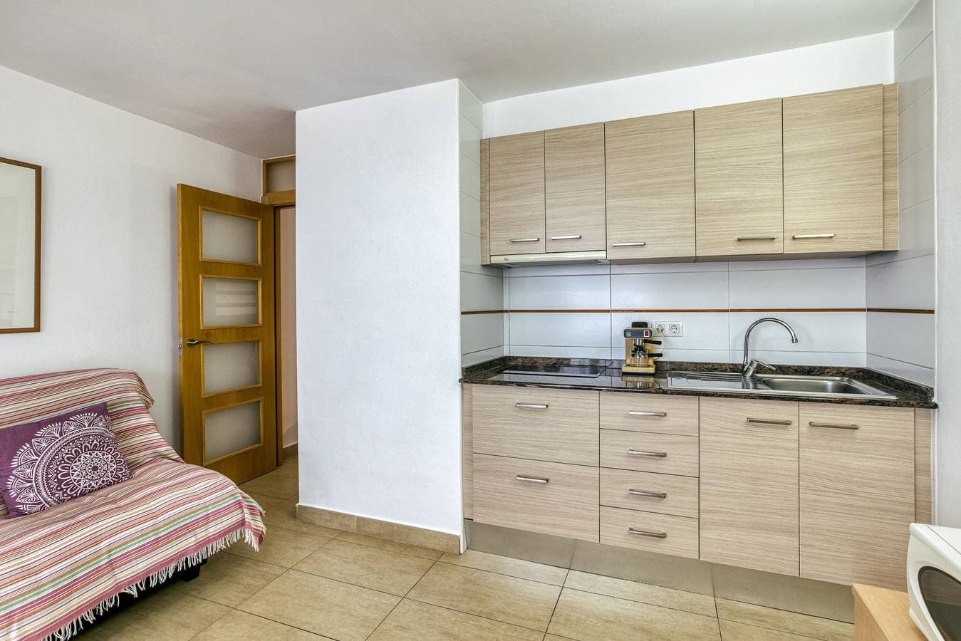Foto 8 von 23: Ferienwohnung "Karina 17" mit Meerblick, A/C, WLAN & Parkplatz