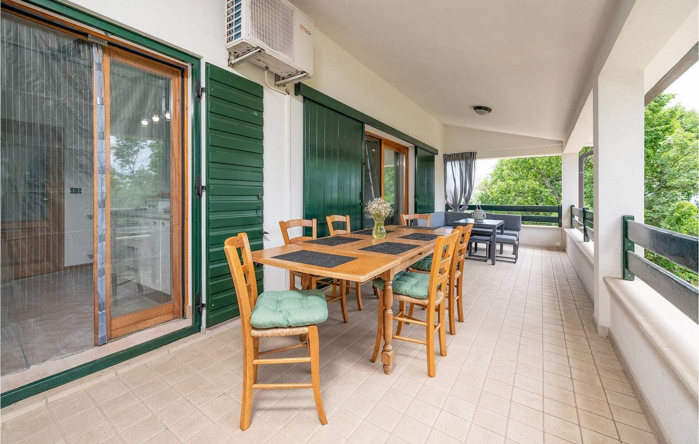 Foto 5 von 43: Geräumige 140 m² große Wohnung mit Terrasse in der Nähe der Küste und des Stadtzentrums