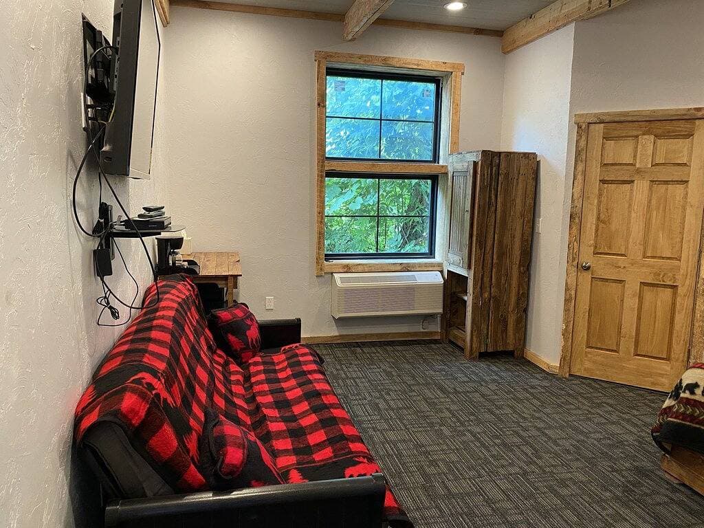 Foto 11 von 13: Fall Trailside Hotel 105: Sleeps 2, 1Br 1Ba Grill Laurel Highlands
