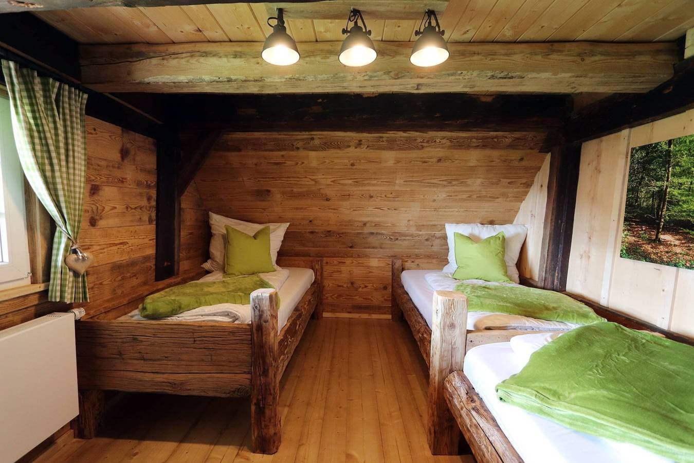 Foto 6 von 34: Kabine 'Ferienhütte Biobetrieb Lippenhof' mit Privatterrasse und Balkon