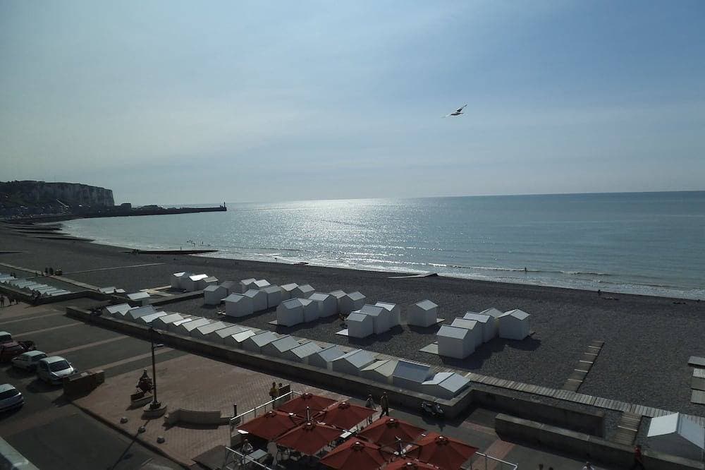 Foto 12 von 13: Das Boot Helle Wohnung mit Blick auf das Meer und den Strand