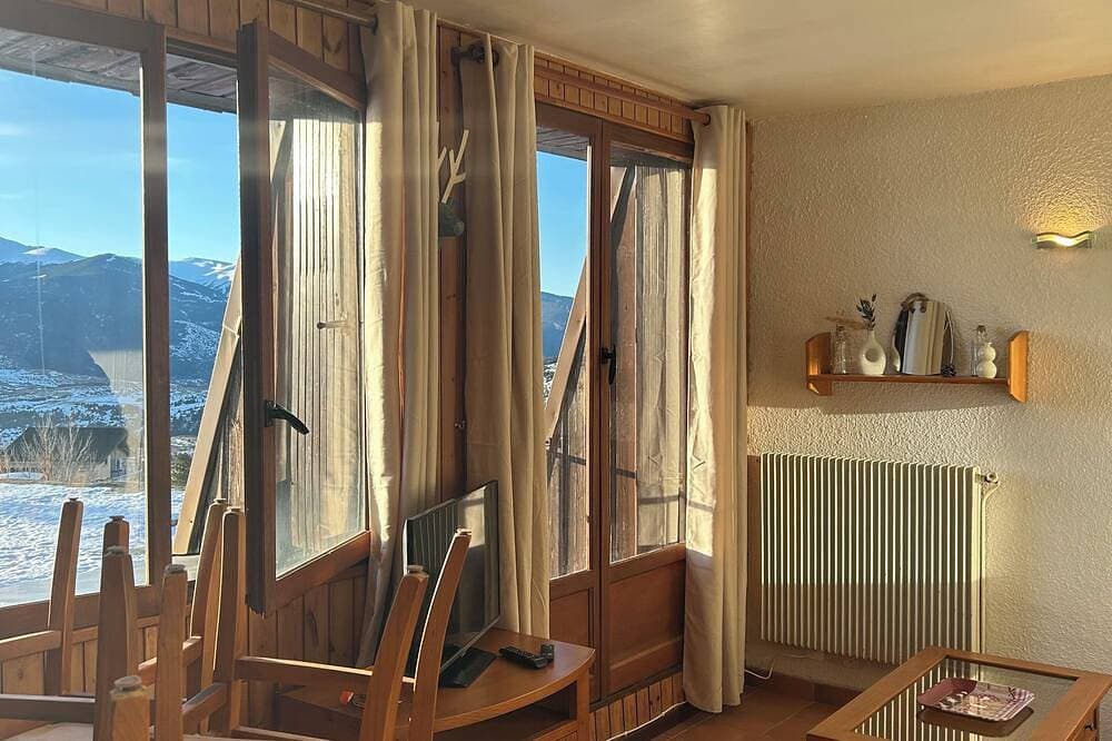 Foto 10 von 21: Cozy Apartment with Mountain View, Balcony & Free Parking