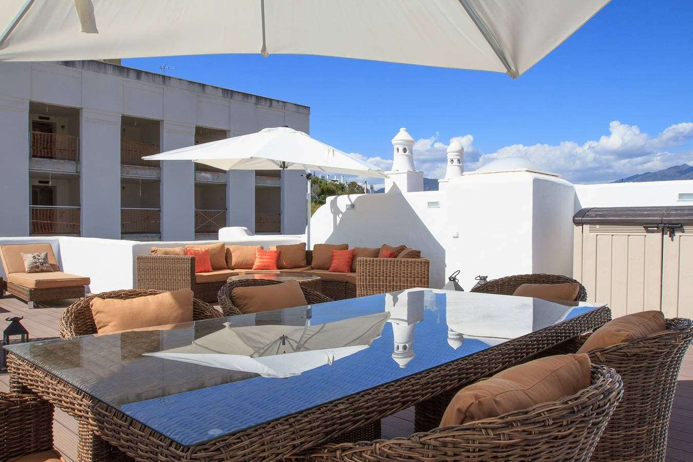 Foto 7 von 38: Top del Golf Hills Marbella - Large roof top lounge terrace