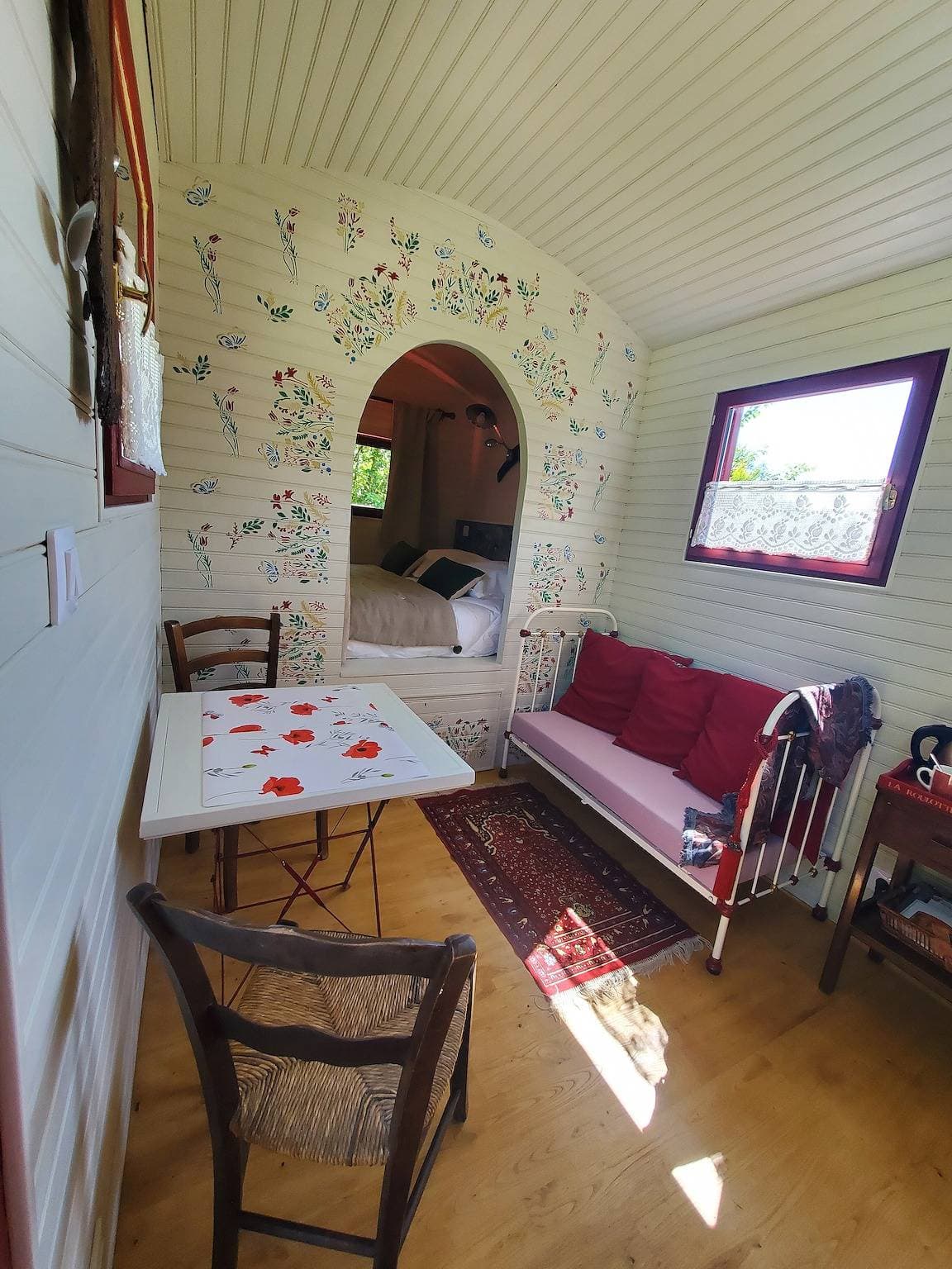 Foto 10 von 21: Gästezimmer „La Roulotte Du Pech Chantant“ mit privater Terrasse, Garten & WLAN