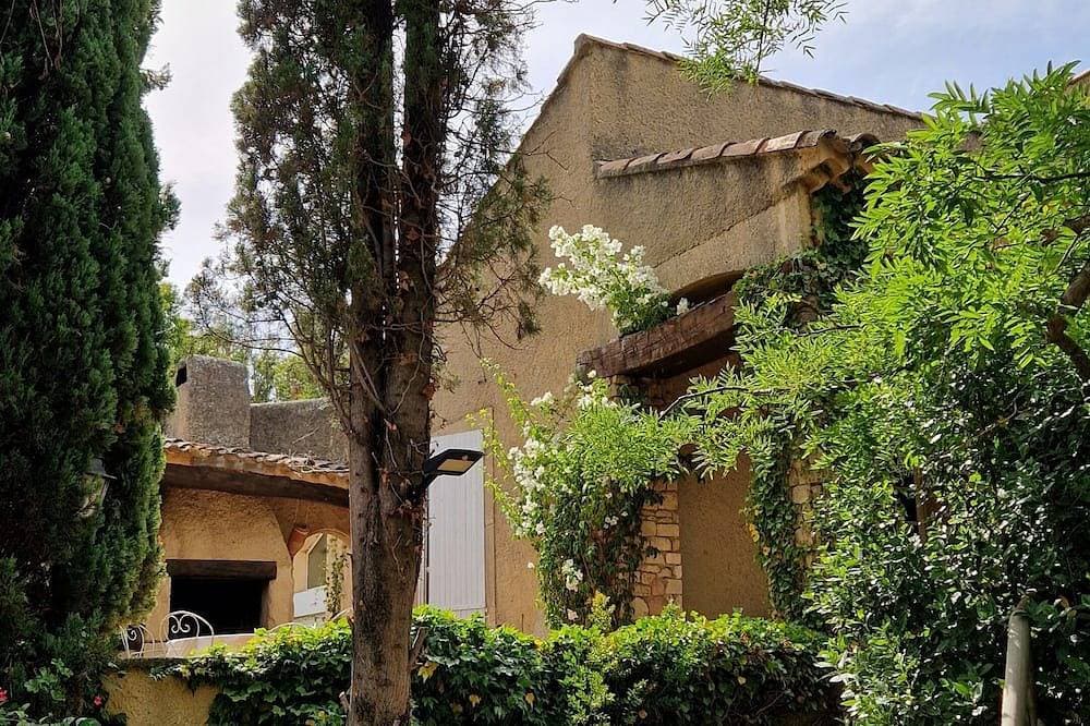 Family home with a pool on the outskirts of the Alpilles 1