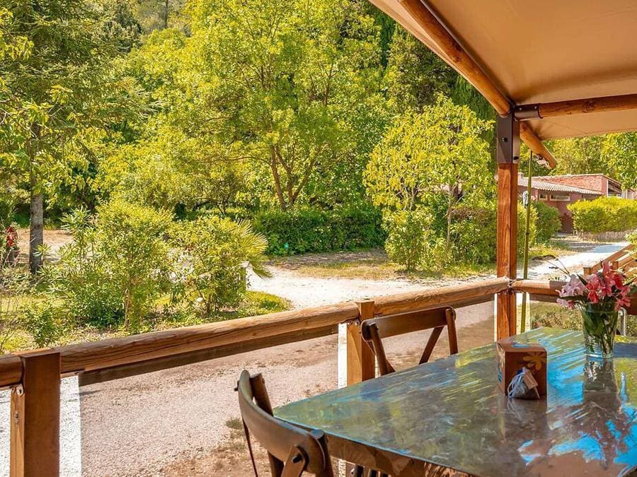 Foto 13 von 28: Flower Camping Les Tomasses - Lodge 5 personen - Lodge Kenya 34 m², 2 Schlafzimmer (4 bis 5 Personen) wifi (1 Gerät) + Terrasse