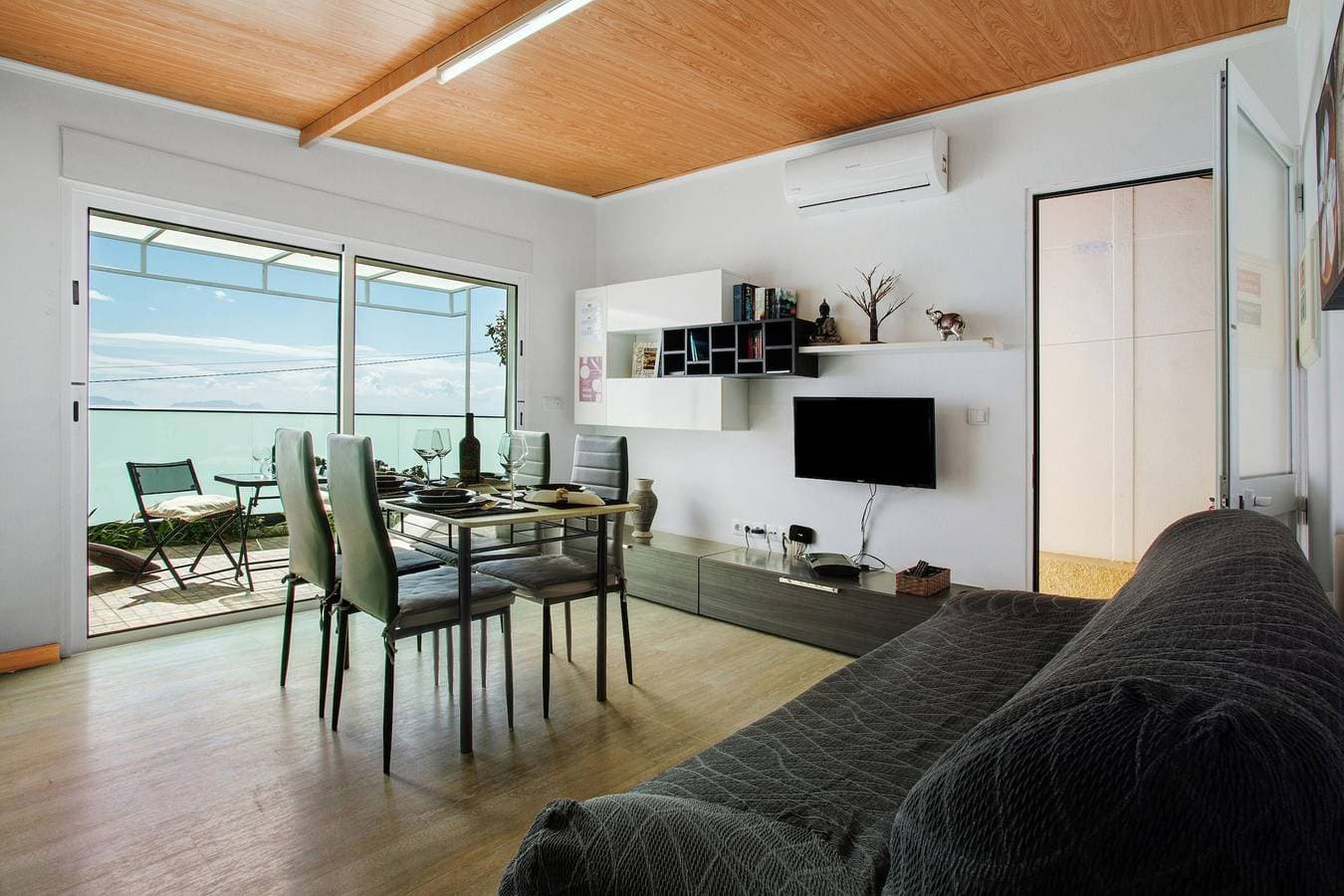 Foto 9 von 32: Ferienwohnung 'Panoramic Views I' mit Meerblick, Wi-Fi und Klimaanlage