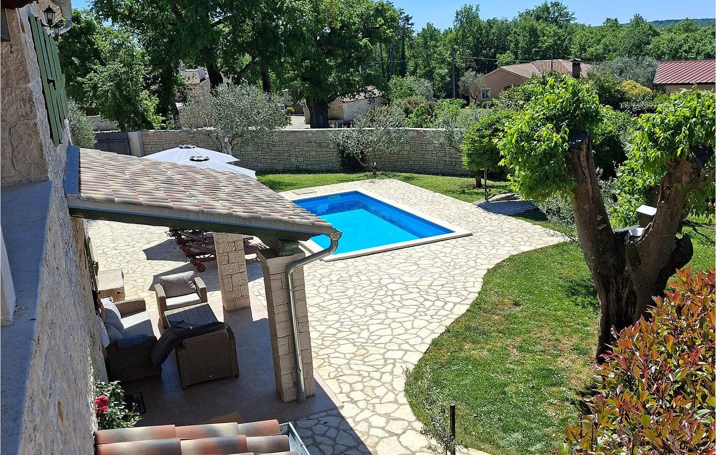 Foto 5 von 31: Geräumige 2-Zimmer-Wohnung mit Pool und Terrasse in der Nähe des Stadtzentrums von Jakovici