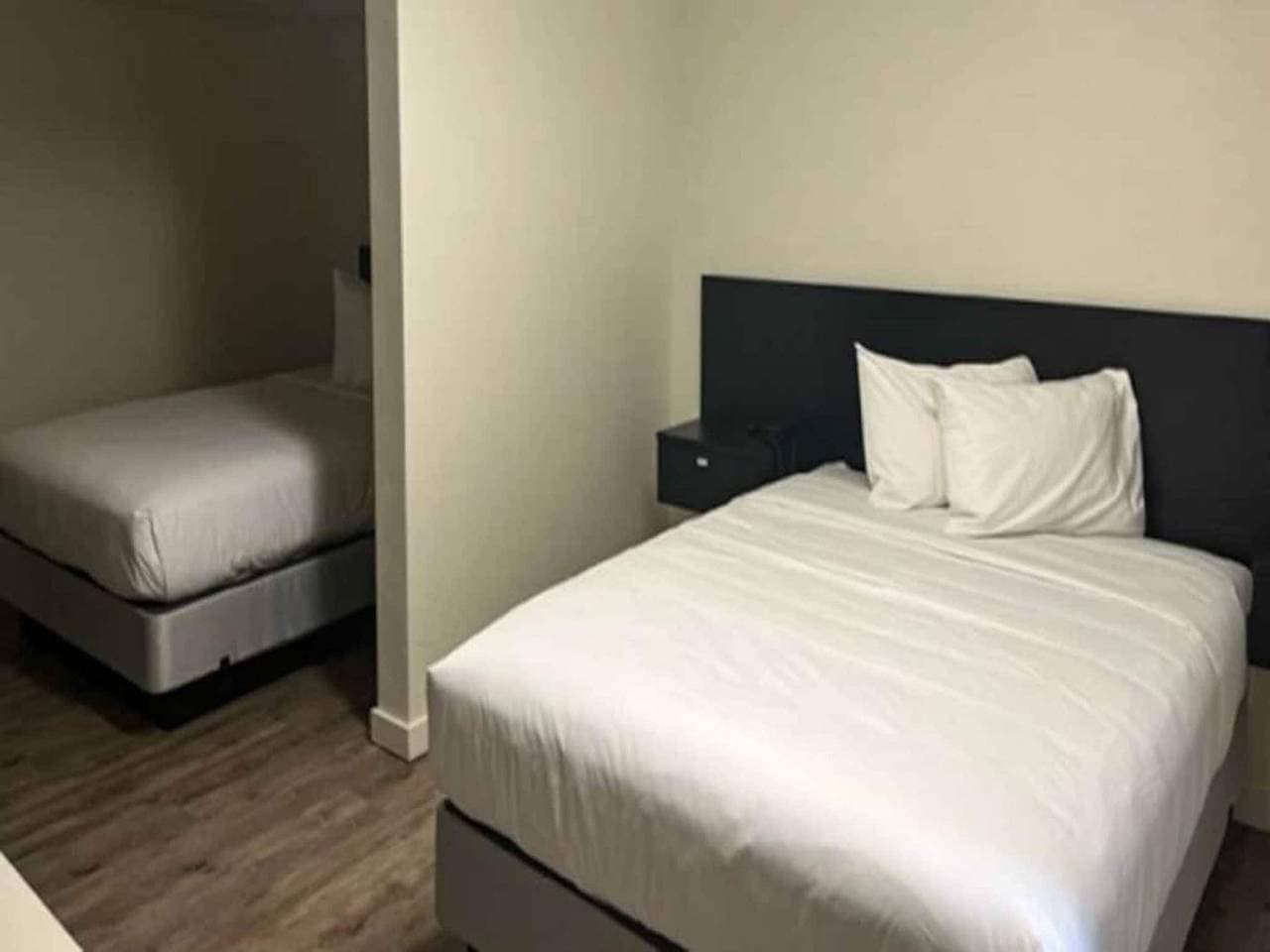 1 Queensize-Bett | Mobil zugängliche Badewanne | Rauchfreie Küche 1