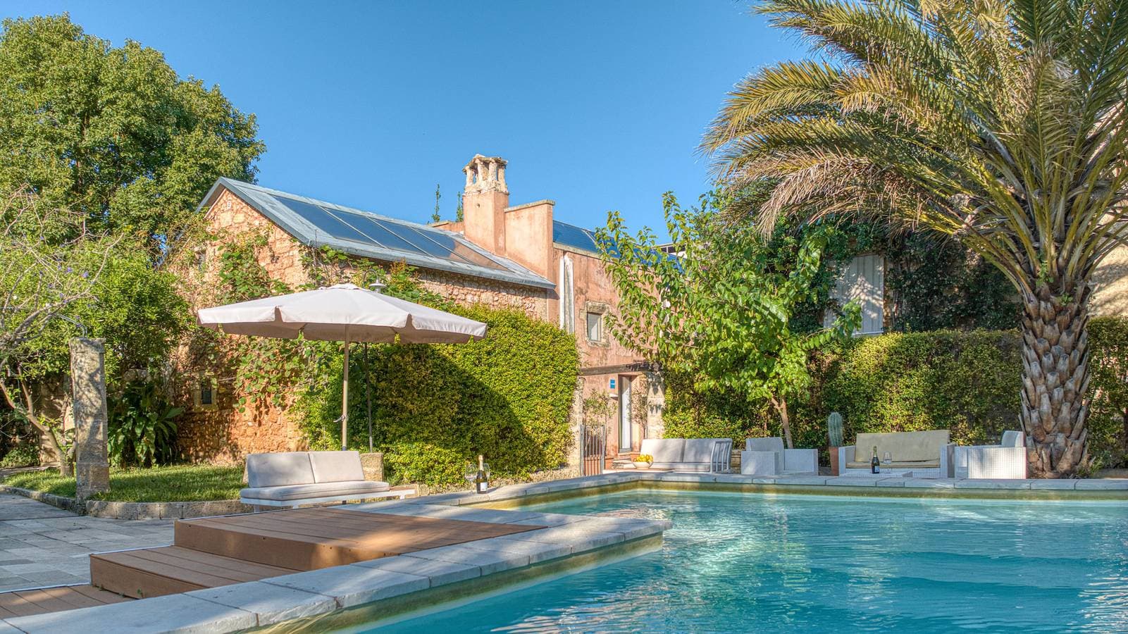 Ferienhaus mit Pool und mediterranem Park (B) 1