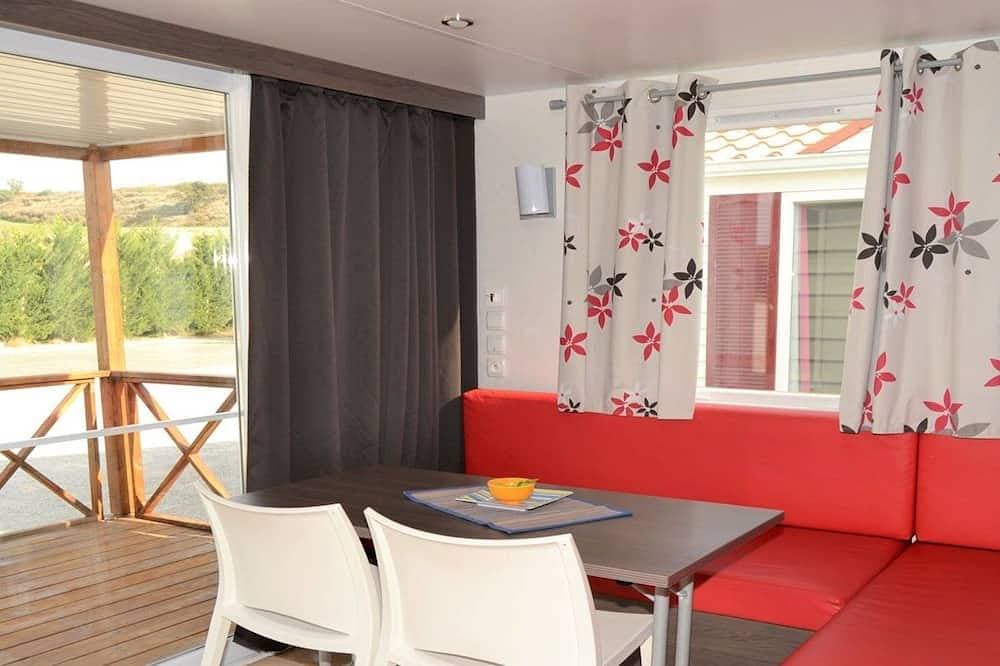 Foto 7 von 19: Bungalow with pool, gardens and lake.