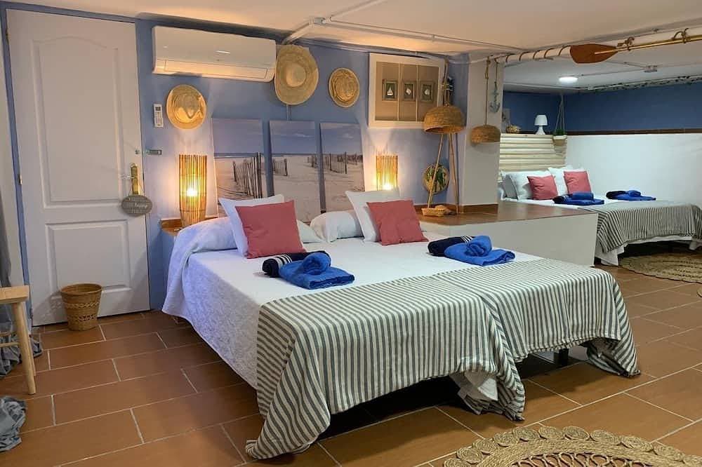 Foto 7 von 30: 6 Bedroom Luxury Villa ,6 seater Jacuzzi & heated pool . 18 guests max