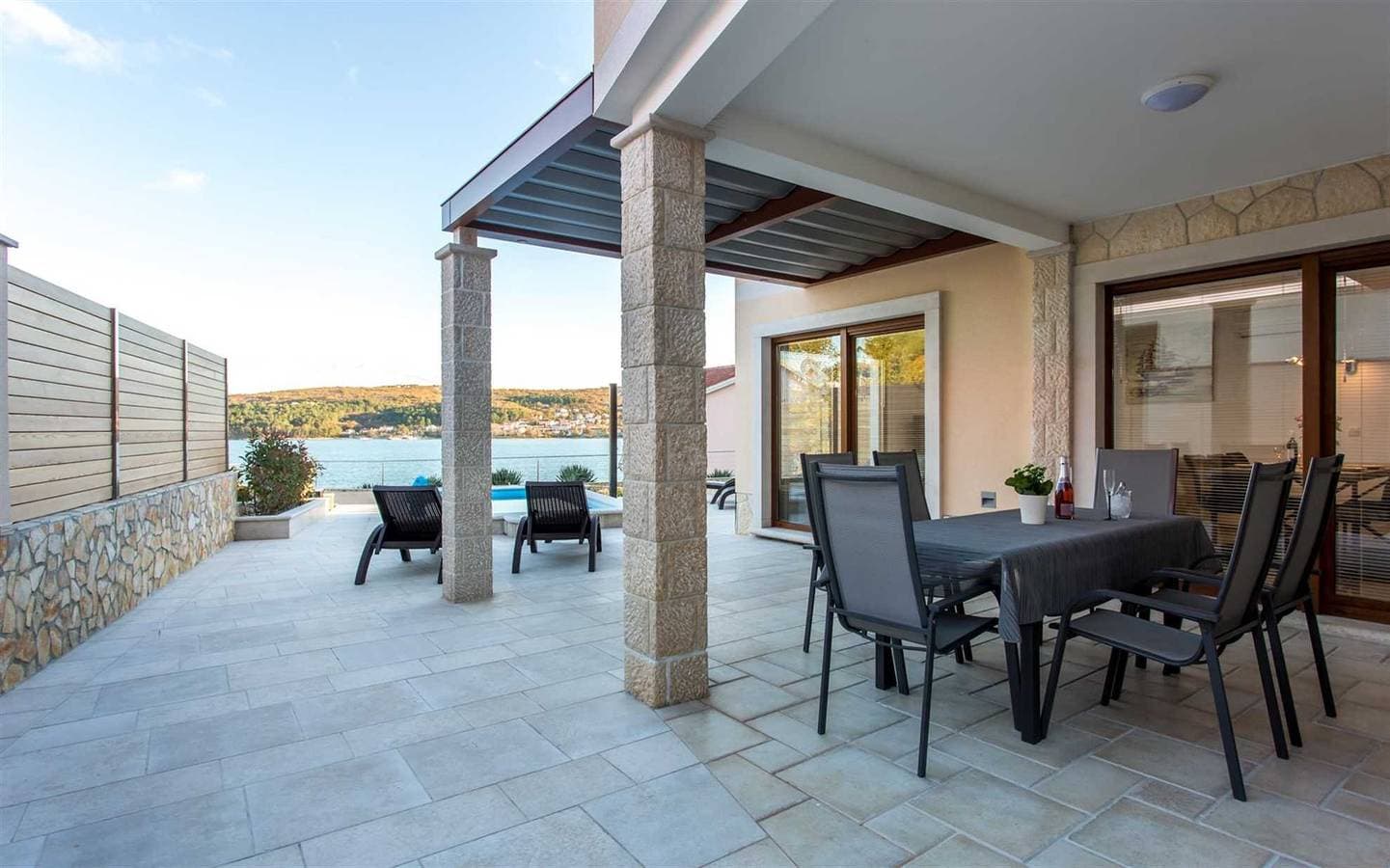 Foto 4 von 43: Strand Villa Ema mit Panoramablick auf das Meer, Pool, Garage, Grill & Spielzimmer